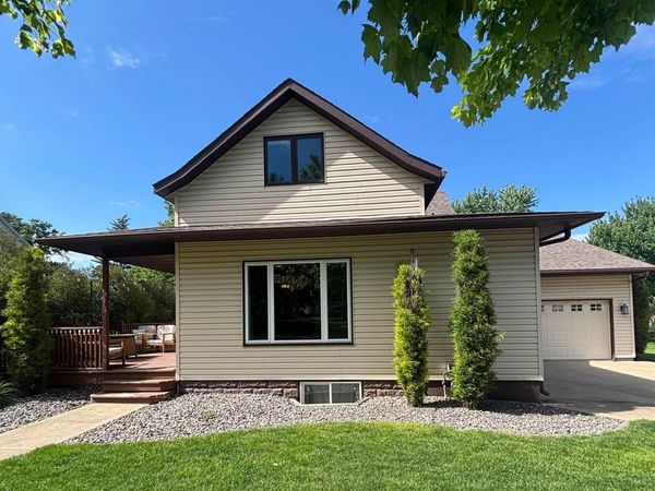 407 1st St NE, Orange City, IA 51041