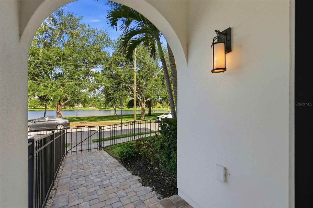 1867 5th Street N, Saint Petersburg, FL 33704 Photo