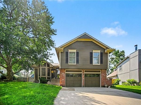 916 NW Heatherwood Drive, Blue Springs, MO 64015