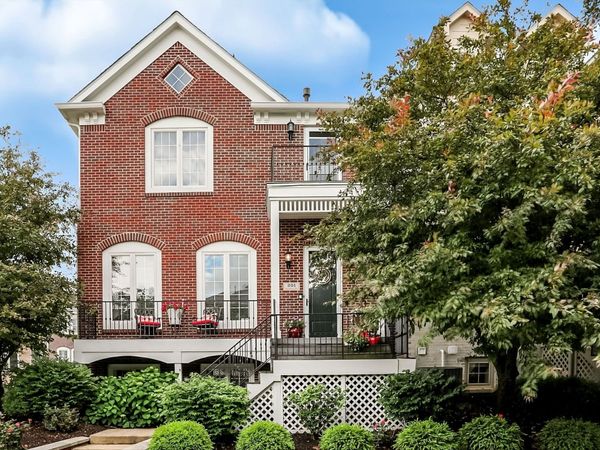 201 Manchester Drive , Zionsville, IN 46077