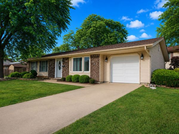 817 Stamford Court , Schaumburg, IL 60193
