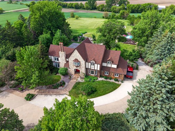 17800 Burlington Rd, Paris, WI 53182