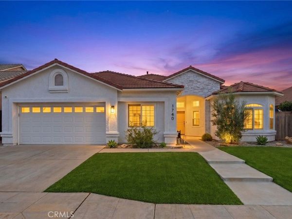 1740 N McKelvy Avenue, Clovis, CA 93619