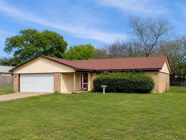 902 S Old Temple Road, Hewitt, TX 76643
