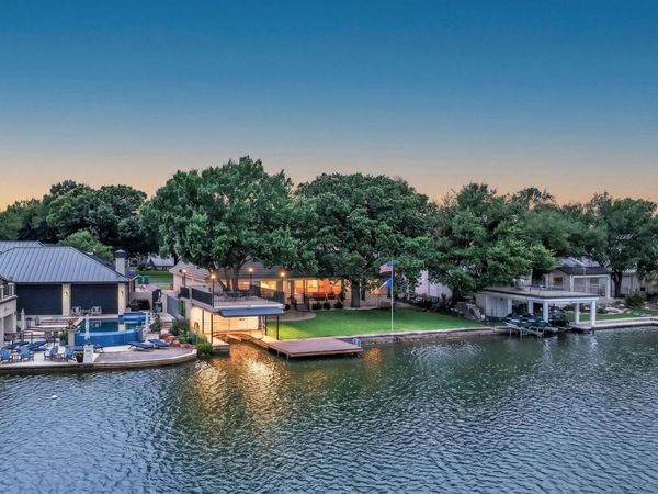 909 Red Sails DR, Horseshoe Bay, TX 78657