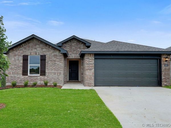 2023 E San Antonio Street, Broken Arrow, OK 74011