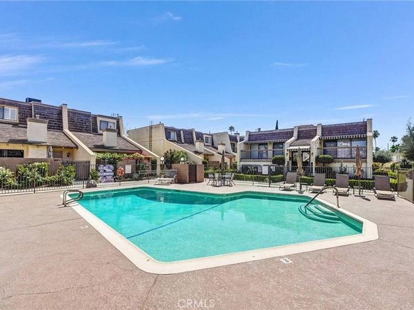 18415 Collins, Unit I, Tarzana, CA 91356