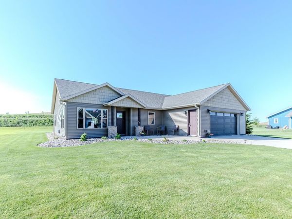 131 West Bay Rd , Lake Park, IA 51347