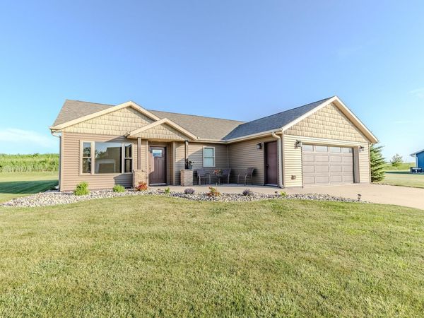 131 West Bay Rd, Lake Park, IA 51347