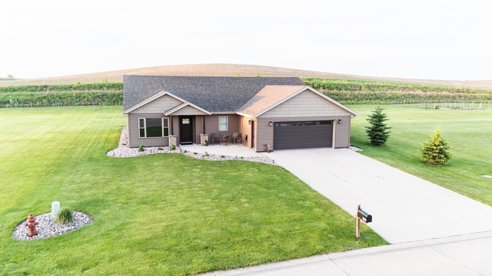 131 West Bay Rd, Lake Park, IA 51347 Main Photo