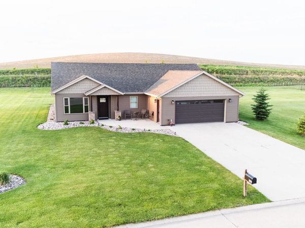 131 West Bay Rd, Lake Park, IA 51347