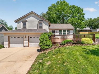 8402 68th Street, Kansas City, MO 64152