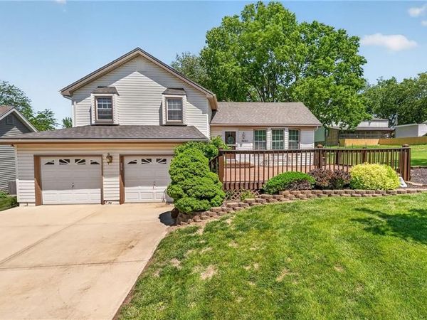 8402 68th Street, Kansas City, MO 64152