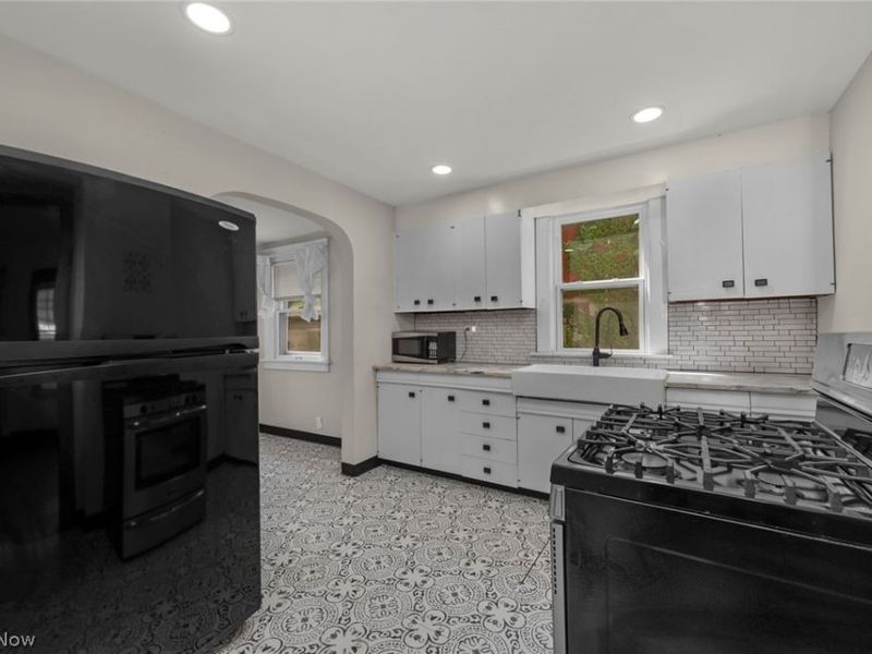 15242 Lake Shore Boulevard, Cleveland, OH 44110 Photo 2