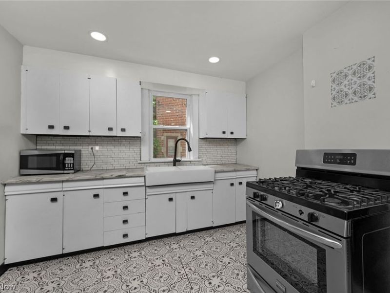15242 Lake Shore Boulevard, Cleveland, OH 44110 Photo 3