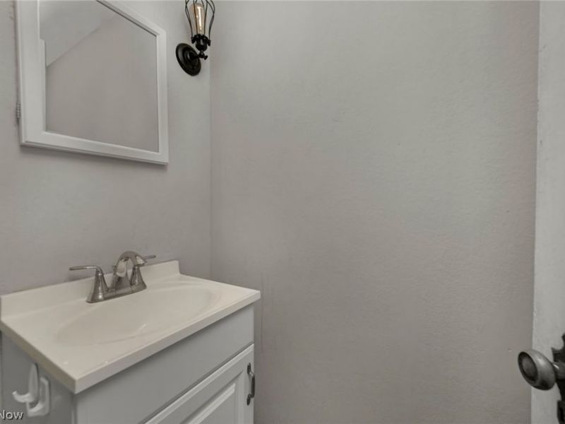 15242 Lake Shore Boulevard, Cleveland, OH 44110 Photo 8