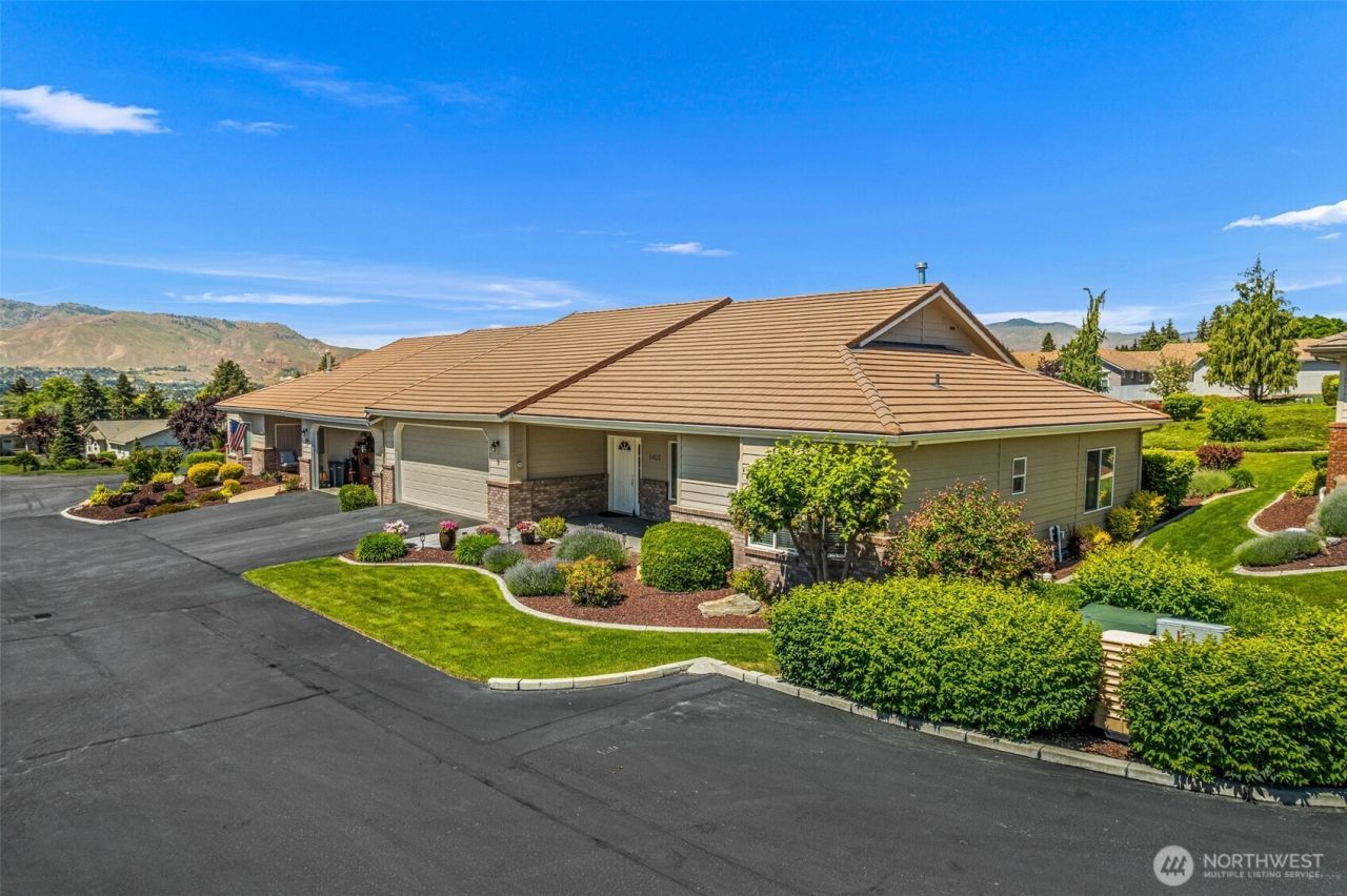 1380 Eastmont Avenue, Unit 1402, East Wenatchee, WA 98802 Main Photo