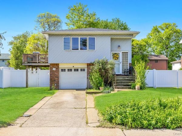 16 E Grove Street, Massapequa, NY 11758
