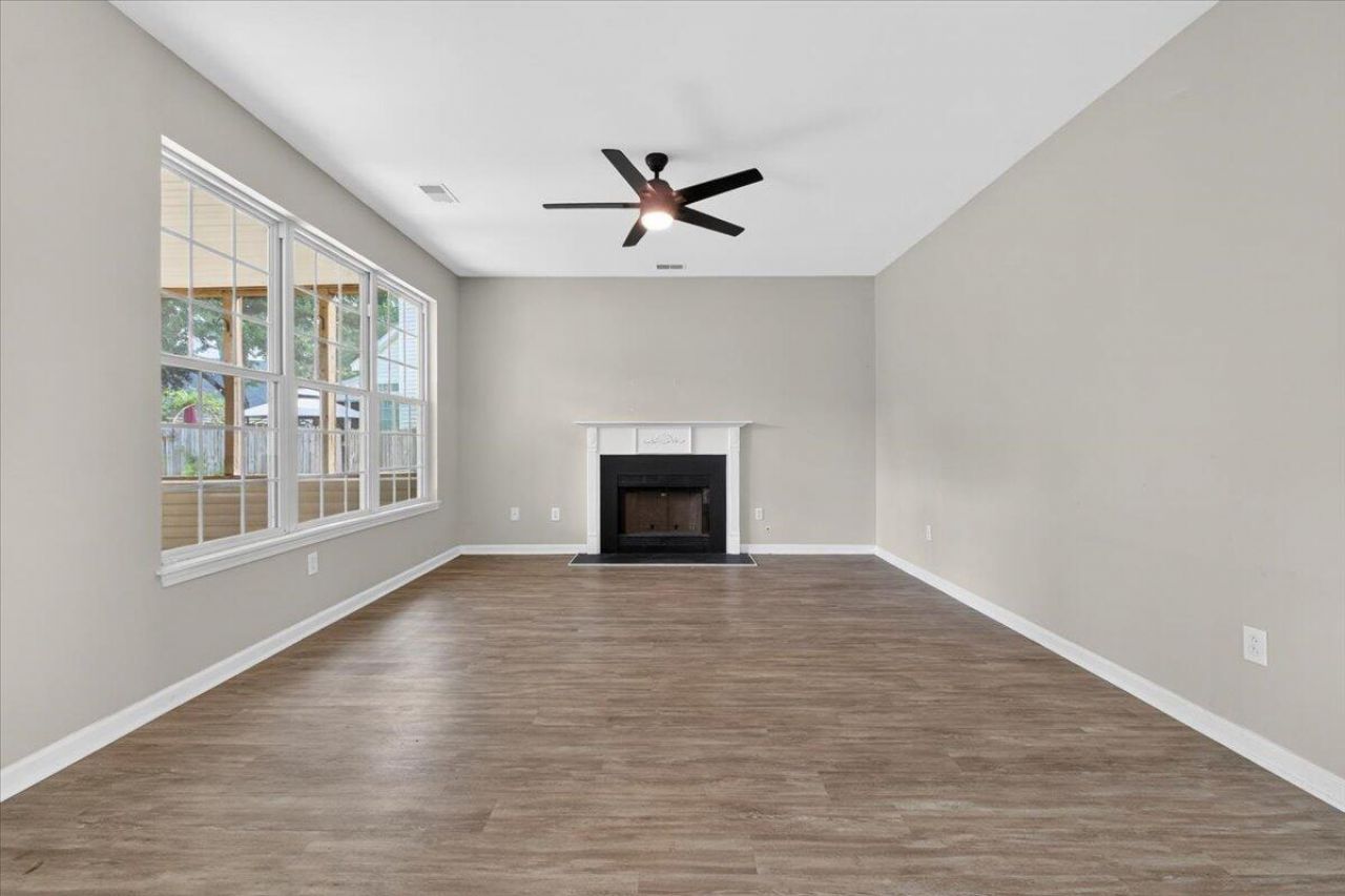 215 Evesham Drive Photo 4