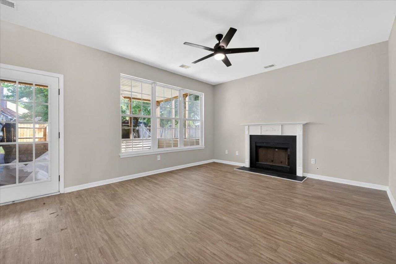 215 Evesham Drive Photo 7