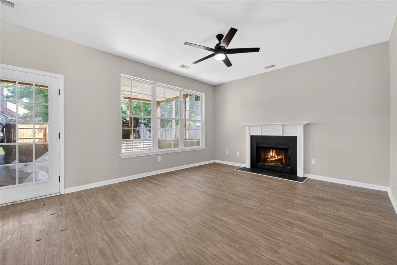 215 Evesham Drive Photo 8