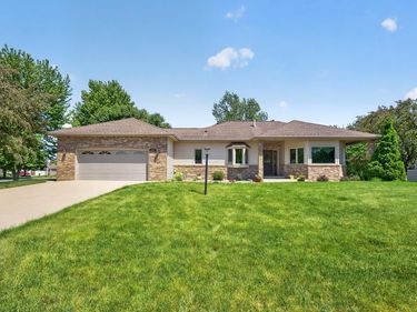 801 Grandview Court SE, Stewartville, MN 55976