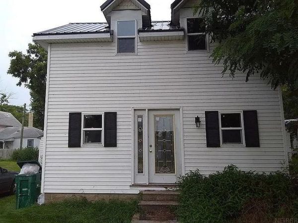 310 1st St W , Independence, IA 50644