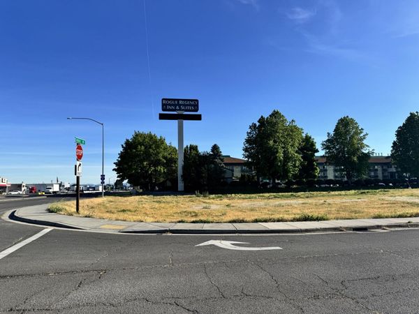 2300 Biddle Road, Unit 200, Medford, OR 97504