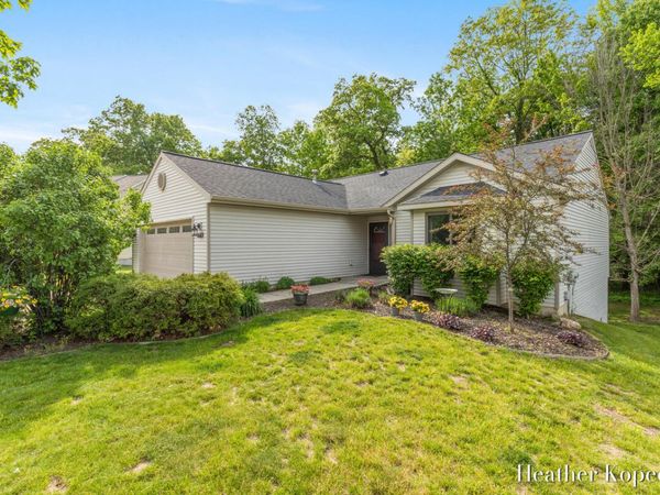 1663 Barnsley Court SE, Lowell, MI 49331