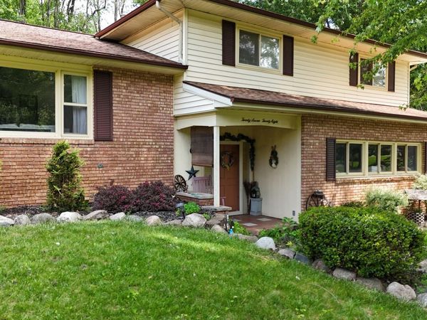 2728 Forest Lake Drive, Jackson, MI 49203