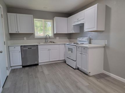 8008-8010 Loucreta Dr, Sacramento, CA 95828 Photo