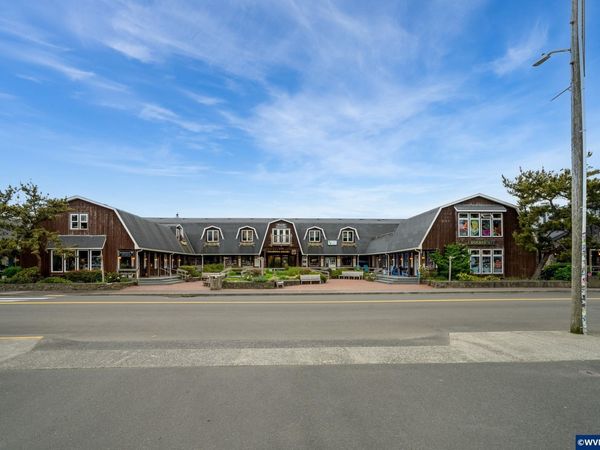 172 N Hemlock St, Cannon Beach, OR 97710
