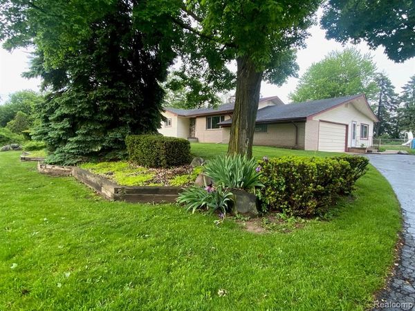 5871 Brewster Road, Oakland Twp, MI 48306