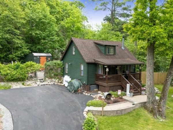 66 Fairlawn Dr, West Milford, NJ 07421