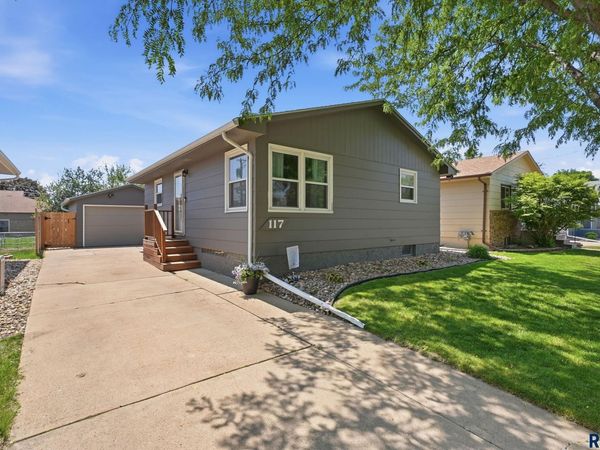 117 W 42nd St, Sioux Falls, SD 57105