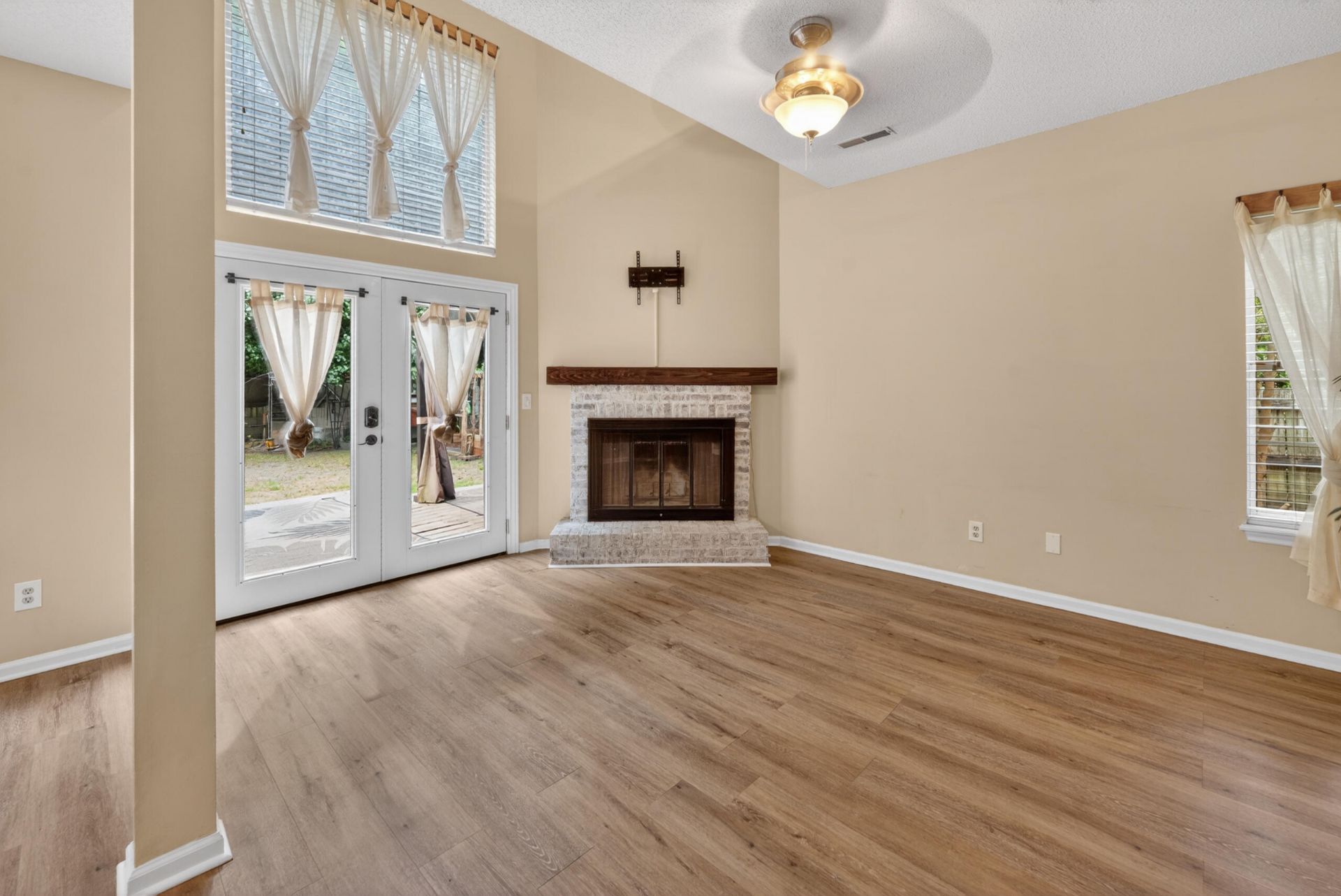 236 Smithfield Avenue Photo 5