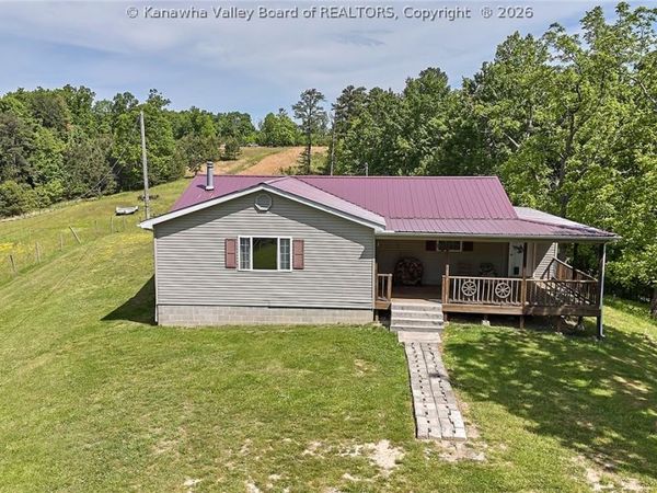 498 Little Queen Road, Clendenin, WV 25045