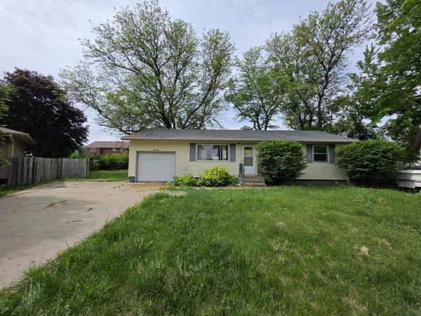 3416 Carmel Ct, South Sioux City, NE 68776