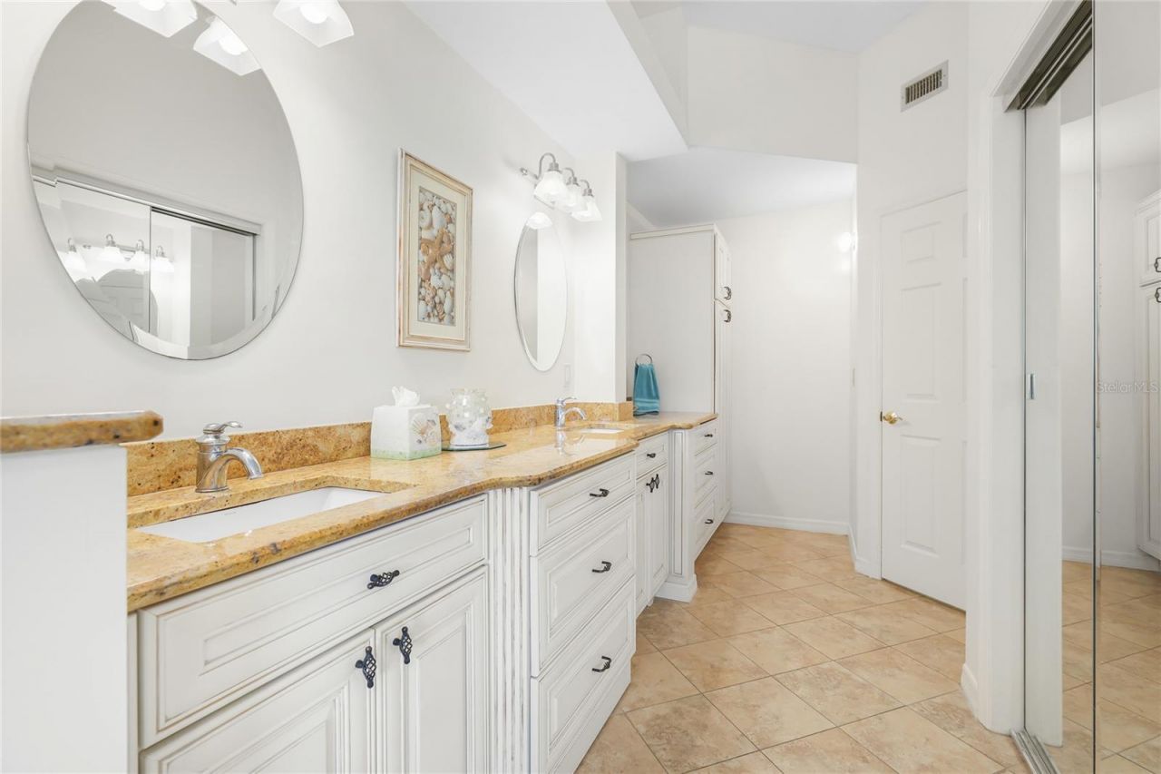 5590 Golf Pointe Drive, Unit 5590, Sarasota, FL 34243 Photo