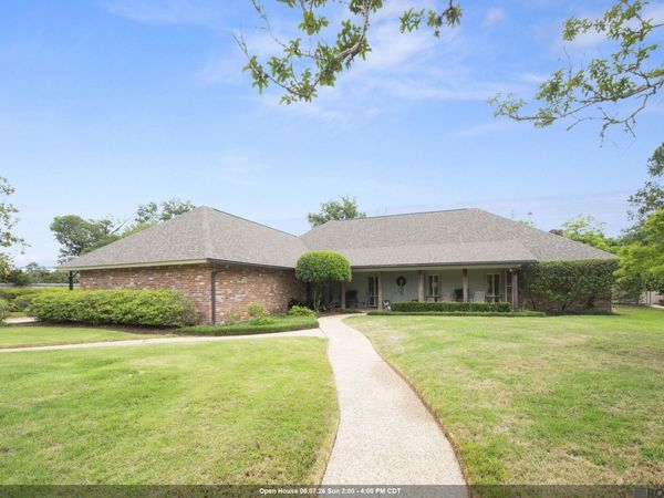 8792 W Fairway Dr, Baton Rouge, LA 70809