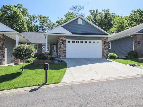 4523 Village Oaks Circle, Eau Claire, WI 54701