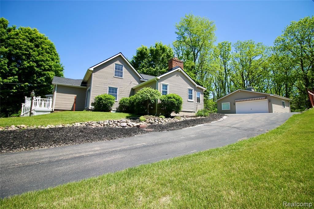 8372 Parshallville Road, Hartland Township, MI 48430 Main Photo