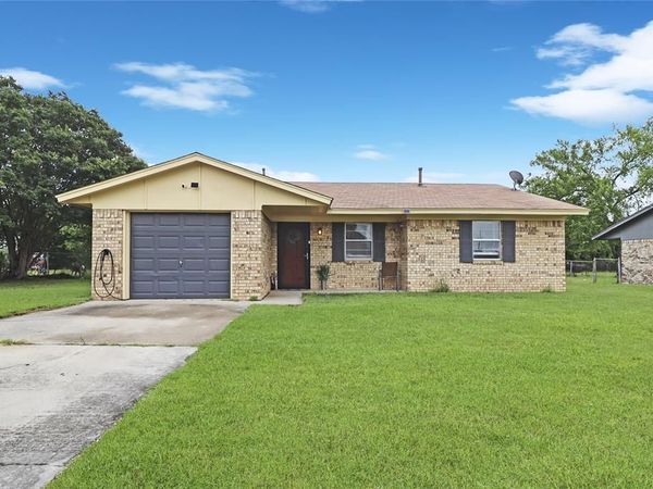 1914 Floral Drive, Gainesville, TX 76240