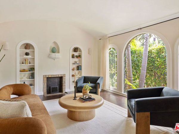 830 Robinson Street, Los Angeles, CA 90026