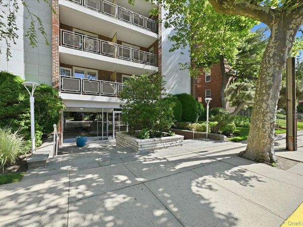 100 Brooklyn Avenue, Unit 4V, Freeport, NY 11520