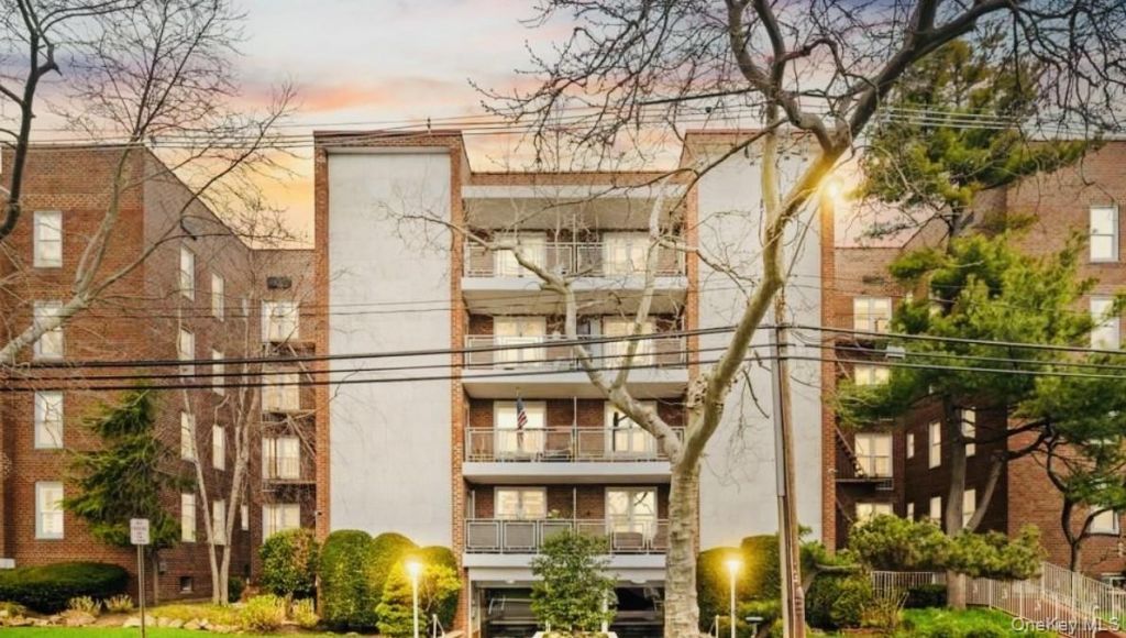 100 Brooklyn Avenue , Unit 4V, Freeport, NY 11520 Main Photo