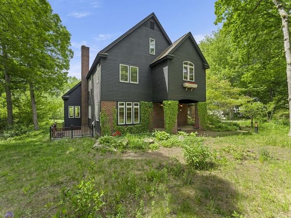 28 Vincent Rd, Mendon, MA 01756