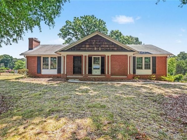 671 Dover Drive , Winston-Salem, NC 27104