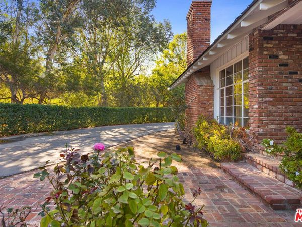 19471 Rosita Street, Tarzana, CA 91356