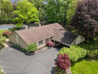 1418 Sodon Lake Drive, Bloomfield Hills, MI 48302